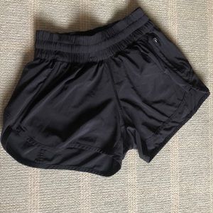 Lululemon “Tracker low rise lined short 4 inch”, size 6, black, in great shape